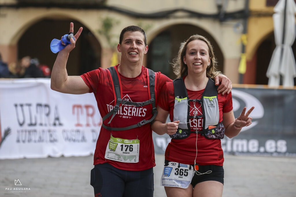 TRAIL-PRADES-1 PAREJA DE CORREDORES ENTRA EN META SONRIENDO TRAIL PRADES