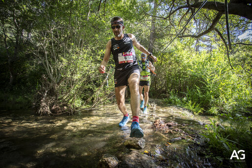 trailalbiol-8 corredor de trail running cruzando el río albiol en Trail Albiol