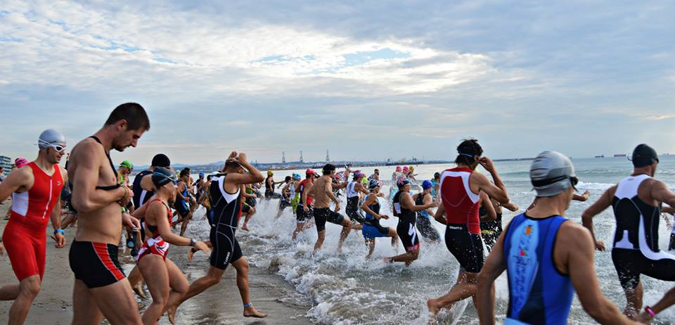 sortida mar Nadadors sortint a la triatlo la pineda platja