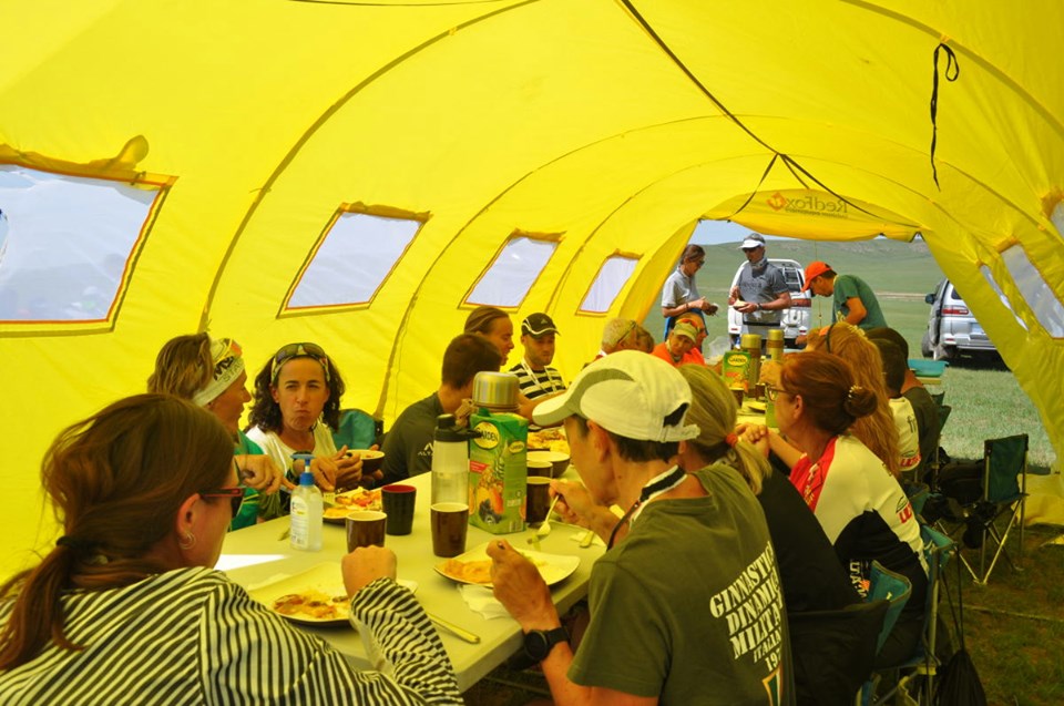 tienda grupo mongolia trail run carpa comida<br />